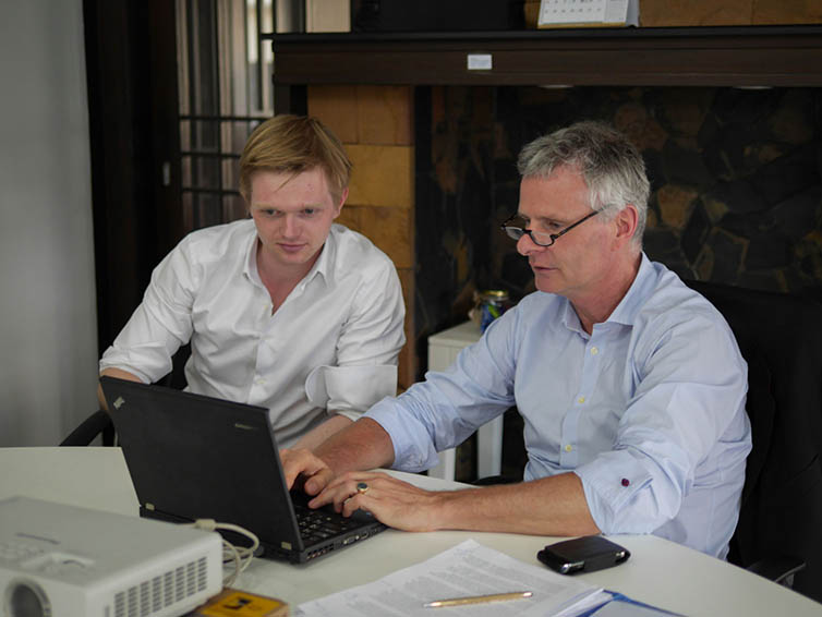 The business experts Karolis Verseckas (l.) and Sven Sievers are striving to develop a financing model for farmers.