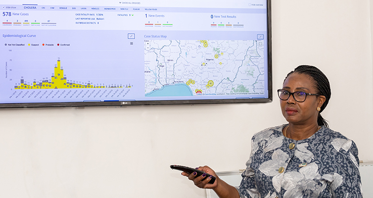 Elsie Ilori, Leiterin der Überwachung und Epidemiologie an Nigerias Institut für Seuchenkontrolle (NCDC), präsentiert Daten über Krankheitsausbrüche auf der SORMAS-Übersicht. ©GIZ/Brooks Photography